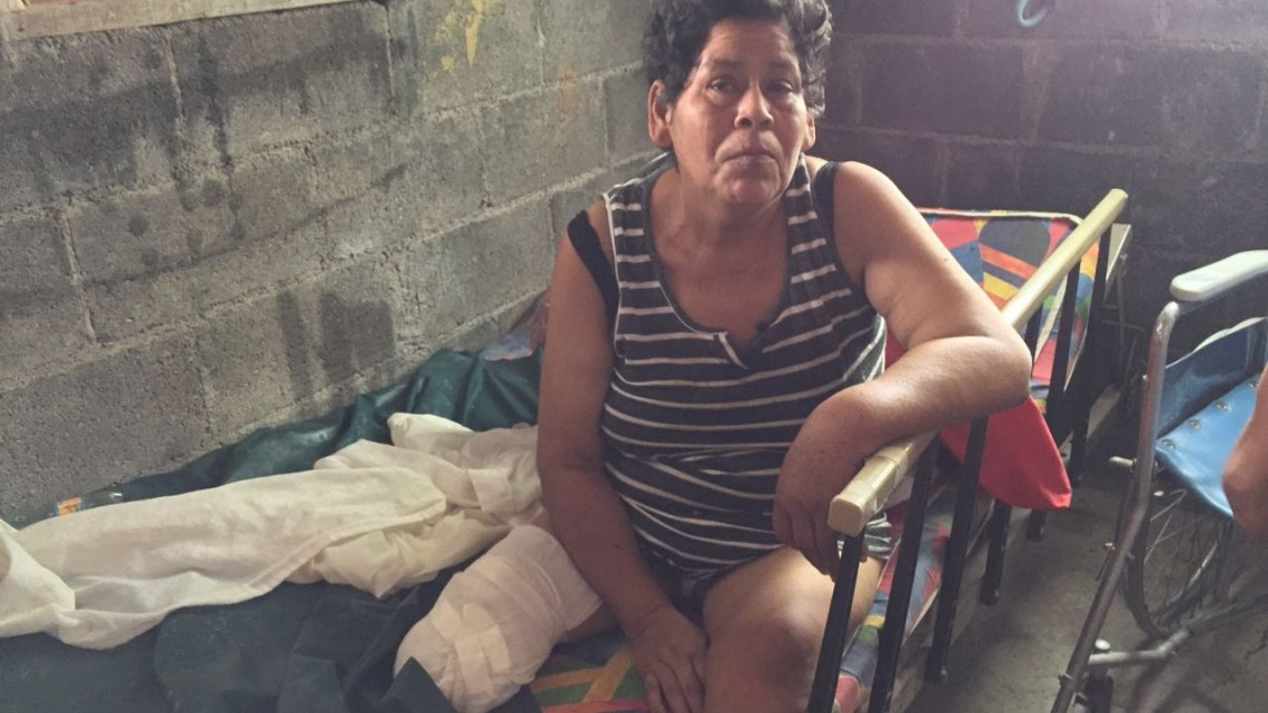 Solicita familia pañales y materiales de curación
