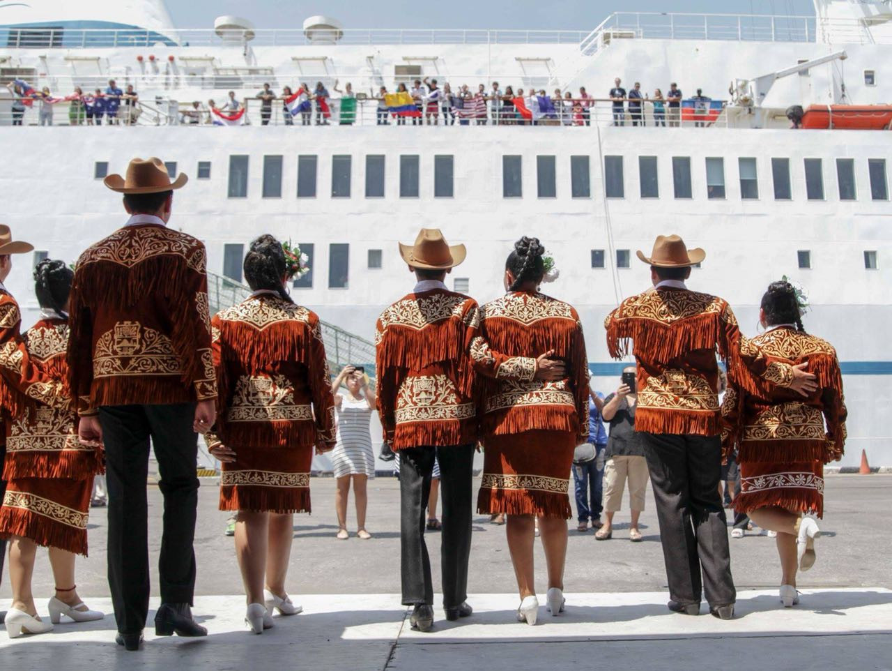 Todo un éxito en Tampico el bibliobuque Logos Hope