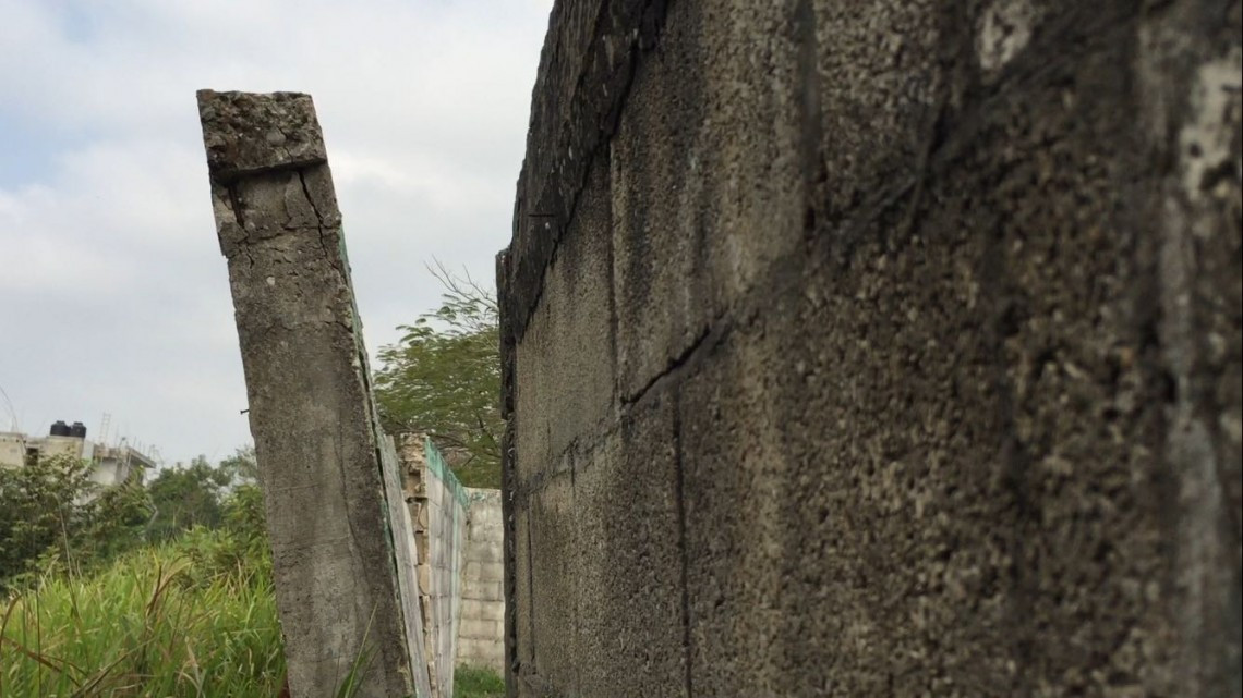 Niños en riesgo por barda apunto de colapsarse