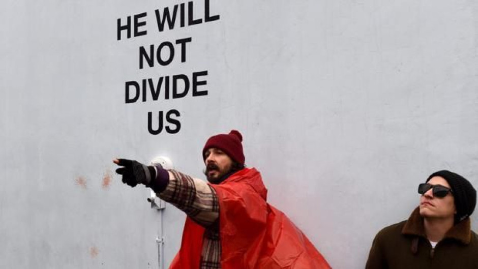Shia LaBeouf, actor de Transformers es arrestado durante protesta contra Trump en NY