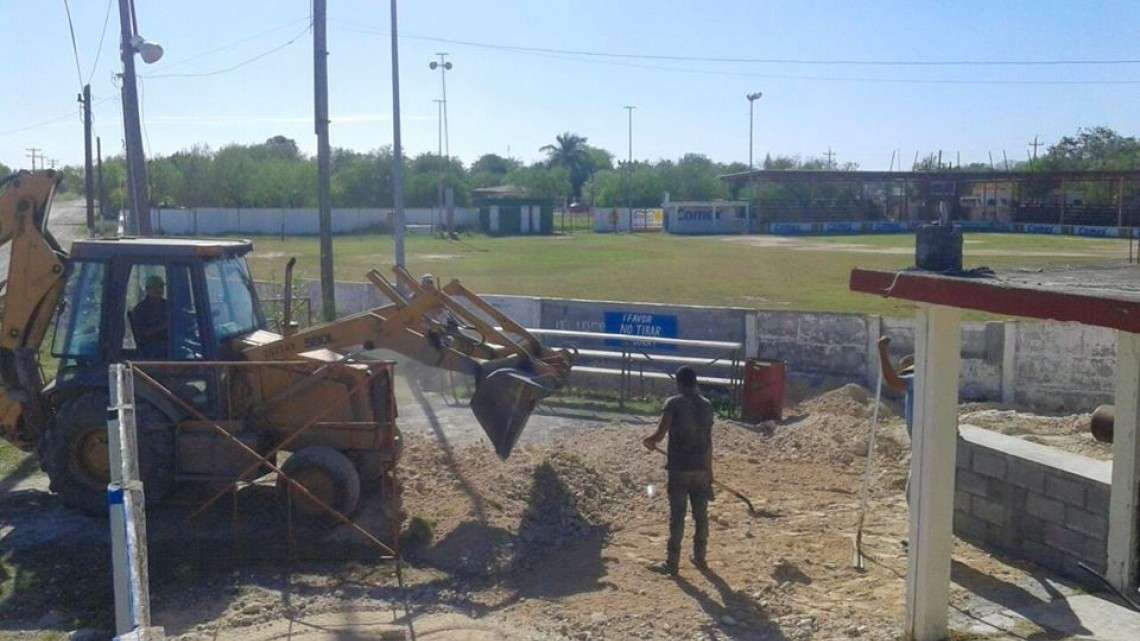 Realizan trabajos de mantenimiento en parque de softbol