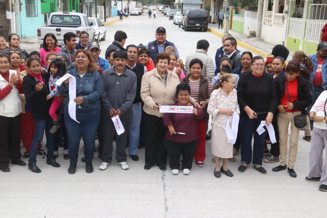 Alcaldesa entrega pavimentación de calles