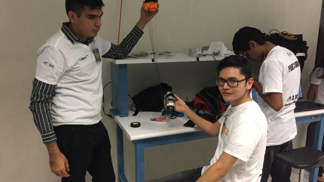 Estudiantes diseñan satélites para medir distintos componentes en el aire