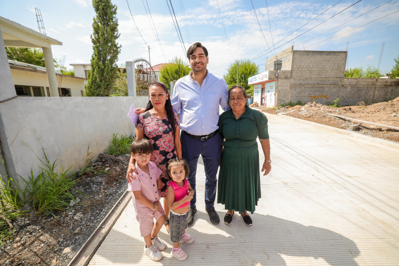 Acompañaron vecinas de la Independencia a Carlos Peña Ortiz en supervisión de obra por más de 4 MDP 