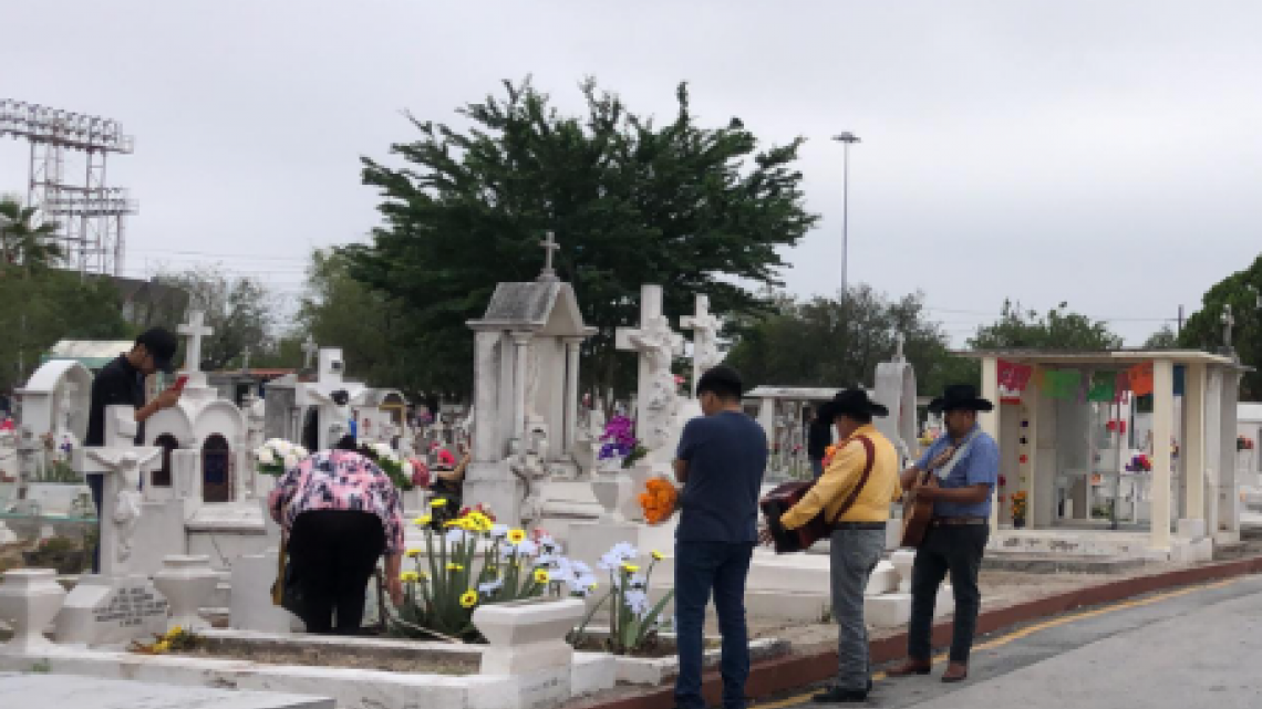 Reviven familias panteones en Día de Muertos