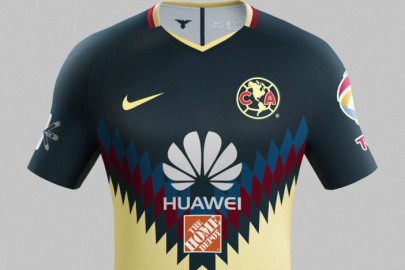 Aficionado muestra como quitar estampado de Home Depot de jersey