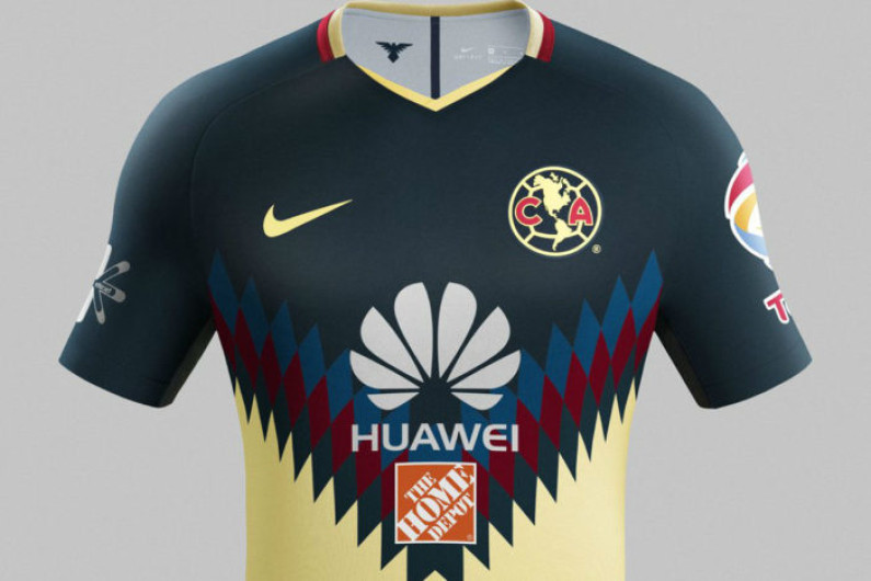 Aficionado muestra como quitar estampado de Home Depot de jersey
