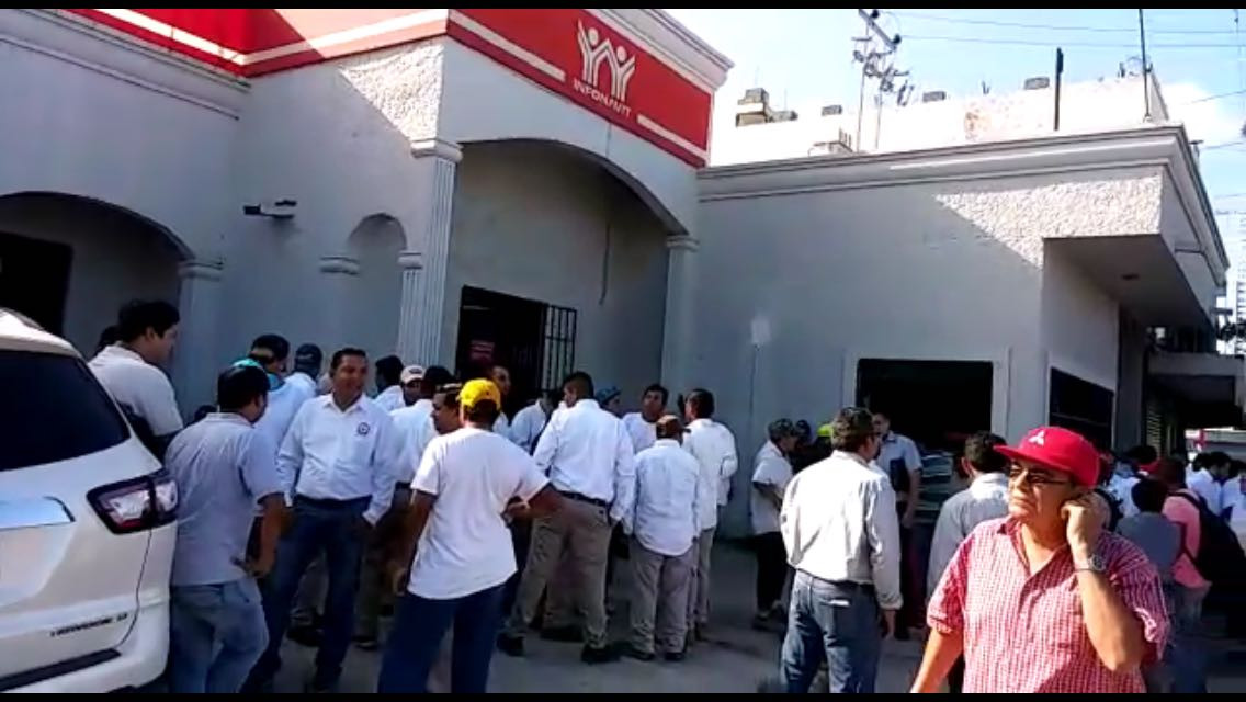 Protestan trabajadores en contra de Infonavit