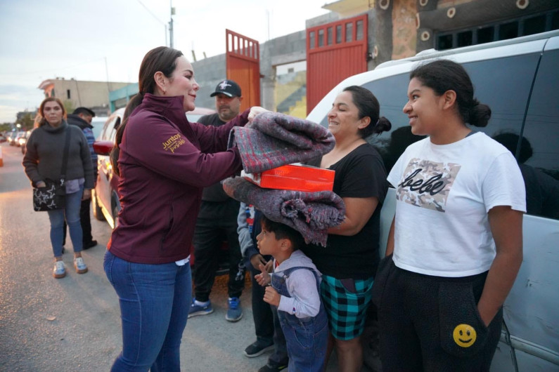 Protege Gobierno Municipal a sectores vulnerables con entrega de cobertores y calentadores 