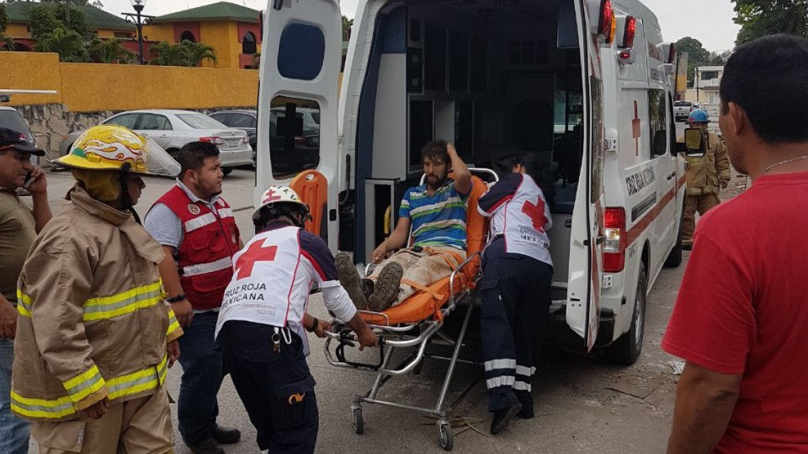 Cae barda y lesiona a un obrero de la construcción