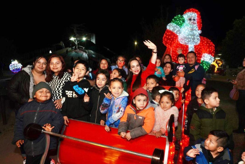 Brilla Nuevo Laredo: Carmen Lilia enciende el pino navideño e inauguran viveros mágico con 200 figuras gigantes y más de 200 mil luces led