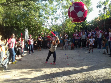 Aficionados de las Chivas entregan juguetes en Matamoros 