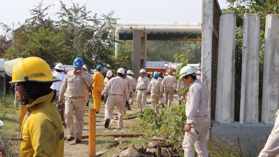 Incendio de zacatal a punto de generar explosión de ductos de Pemex