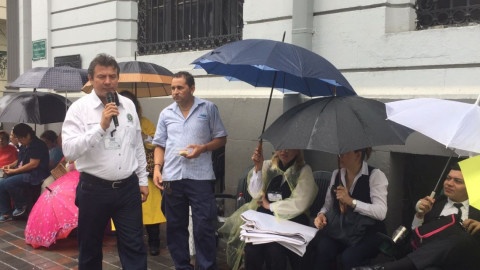 Telefonistas realizan mitin bajo la lluvia