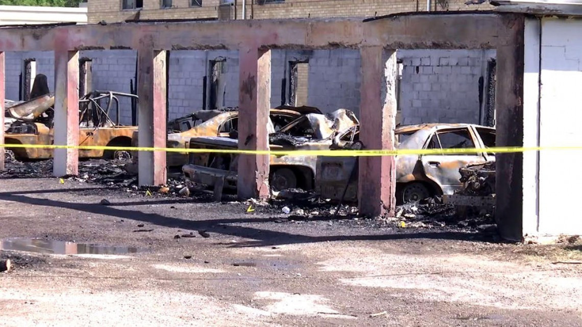 Incendio consume 13 vehículos en Mercedes