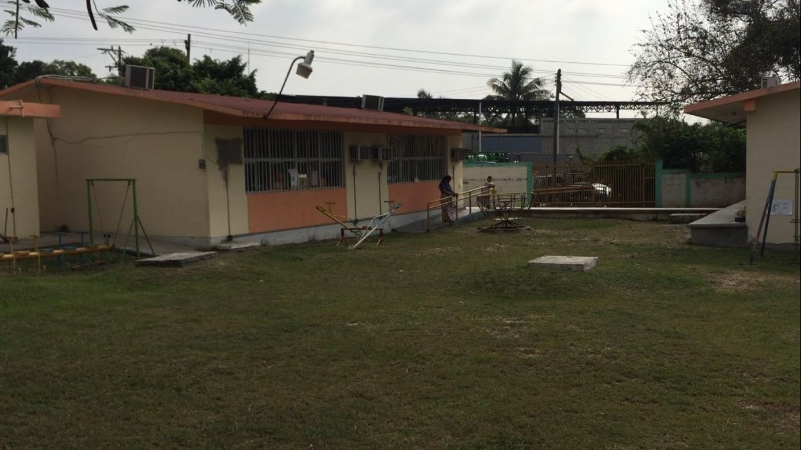 Niños en riesgo por barda apunto de colapsarse