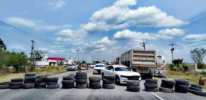 Vendedores de autos bloquean la carretera Matamoros-Victoria: Denuncian extorsiones