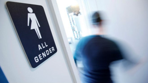 Presentan en Texas iniciativa que exigiría a transgéneros usar baños con base a su 'sexo biológico'