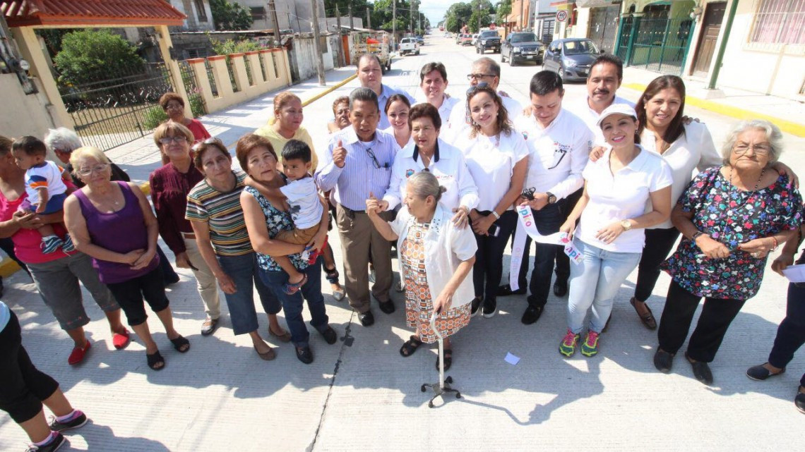 Entrega alcaldesa pavimentación de la calle Belisario Domínguez 