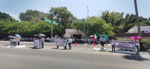 Se manifiestan trabajadores del Poder Judicial frente a Casa de Gobierno