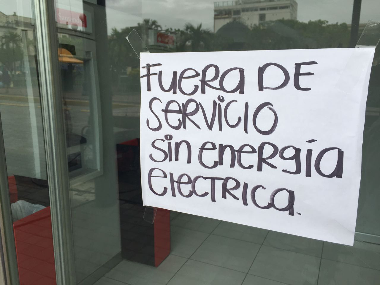Sigue sin luz parte del centro de Tampico