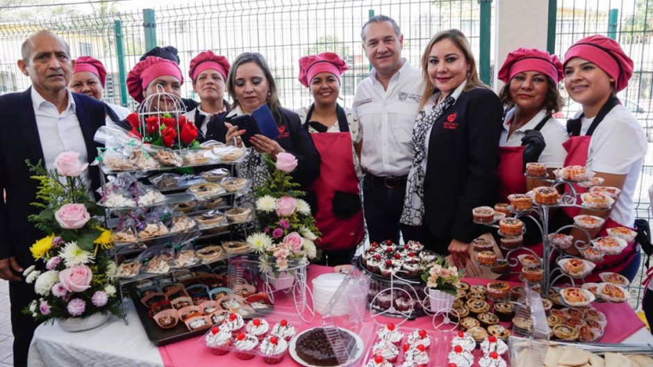 Alcalde reconoce a reposteras maderenses por culminación de estudios