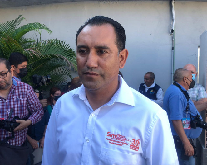 Ante falta de pagos, maestros trabajan bajo protesta 