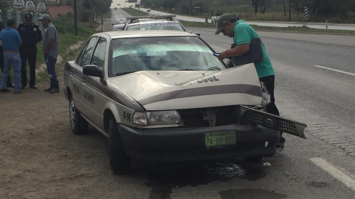 Tráiler choca carro de ruta en carretera federal