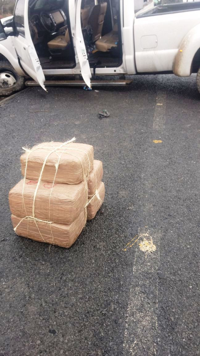 Decomisan camioneta blindada y marihuana