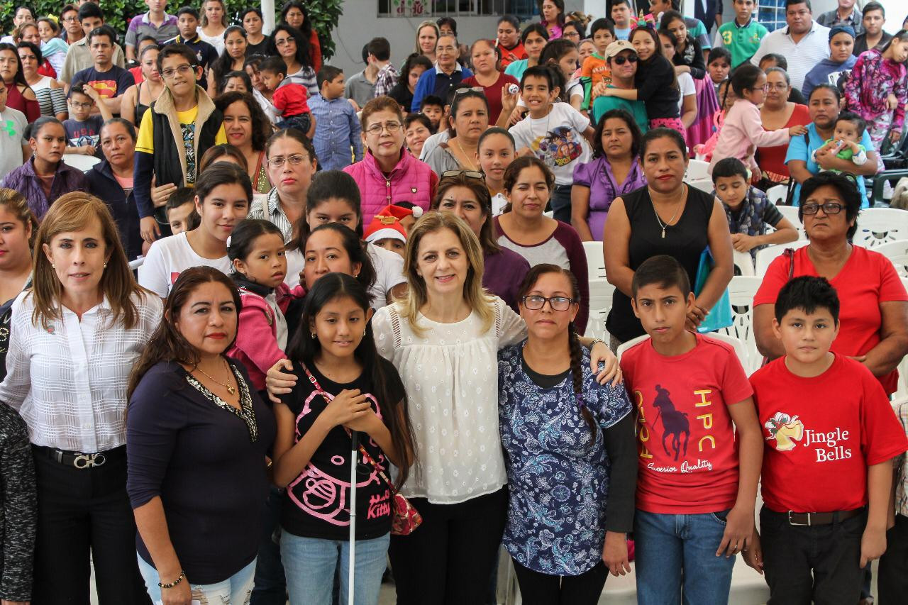 Entrega Aida Feres de Nader Becas a Alumnos “Sin Límites”