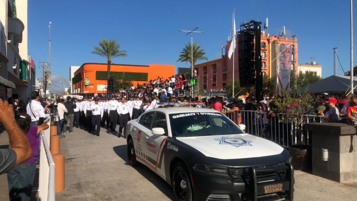 Familias asisten a plaza principal para presenciar desfile militar