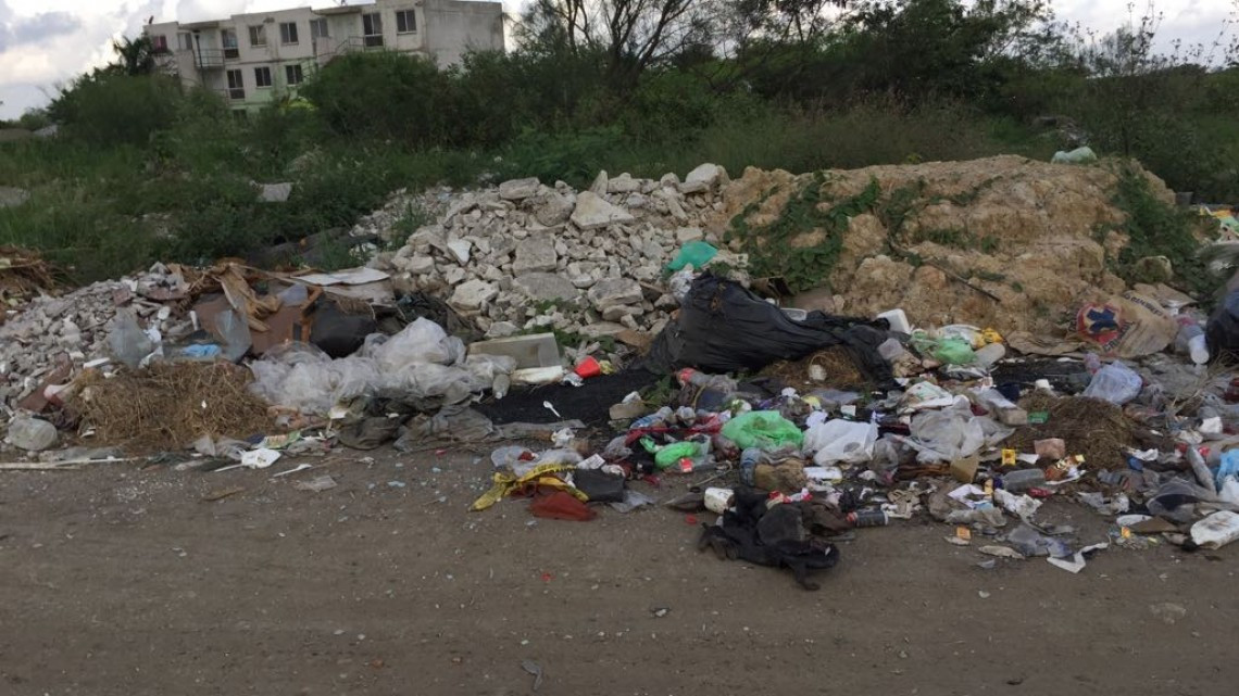Levantan toneladas de basura semanalmente en depósitos clandestinos