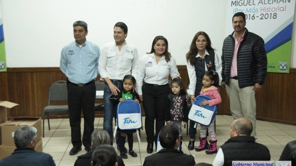 Entregan mochila con útiles escolares en Miguel Alemán 