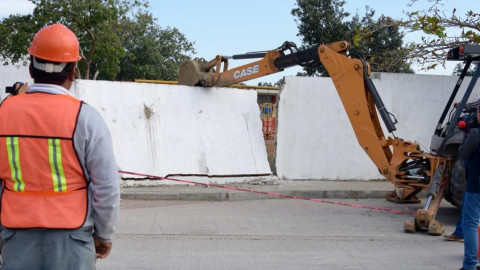 Tumban barda por ser un riesgo para niños de un preescolar