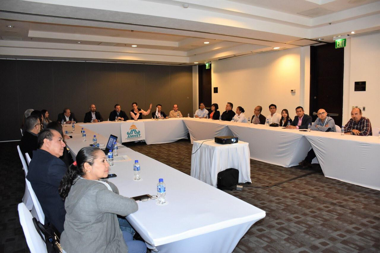 Se reúnen hoteleros con Secretario de Turismo estatal 