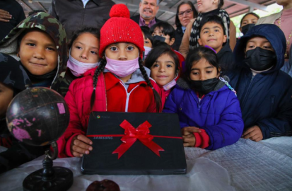 Festejaron niños de primaria visita del Presidente Municipal 