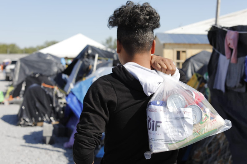 Entregan 3 mil despensas a migrantes de Reynosa