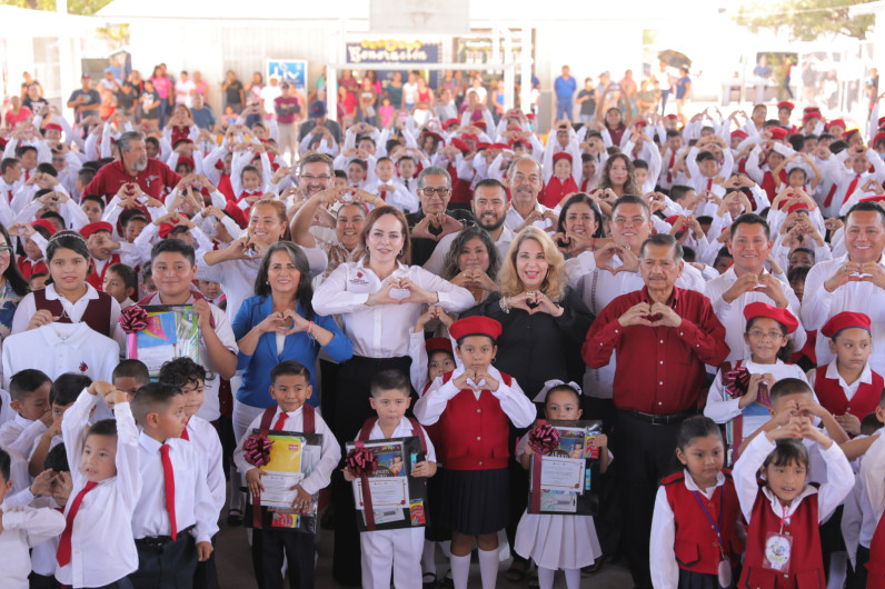 Encabeza Alcaldesa de Nuevo Laredo entrega de mochilas, útiles y uniformes para más de 53 mil estudiantes 