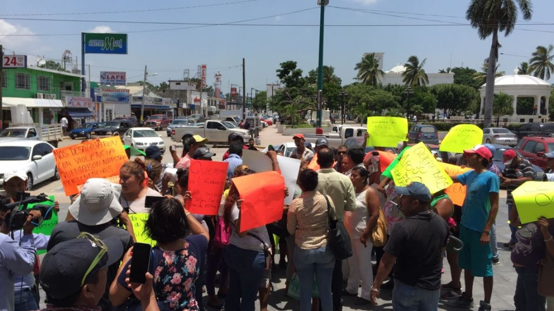 Invasores protestan frente a presidencia, piden apoyo de autoridades municipales
