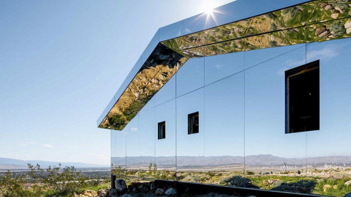 Crea artista casa de espejos en el desierto