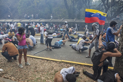 Muere manifestante incinerado durante protestas en Venezuela