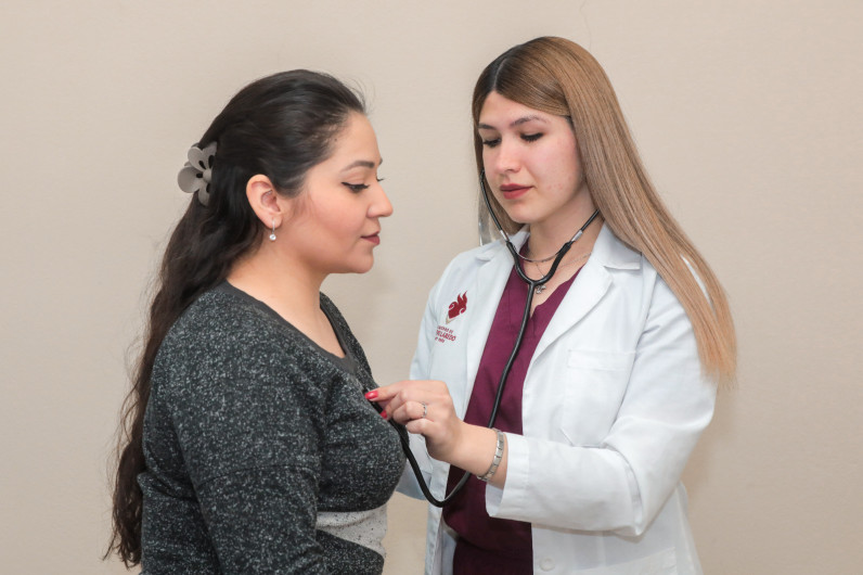 Continúa la campaña de salud para la detección temprana del cáncer de mama en clínicas UNE