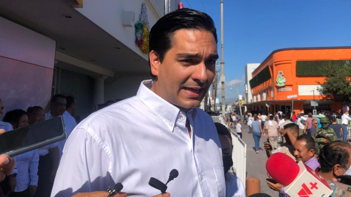 Familias asisten a plaza principal para presenciar desfile militar