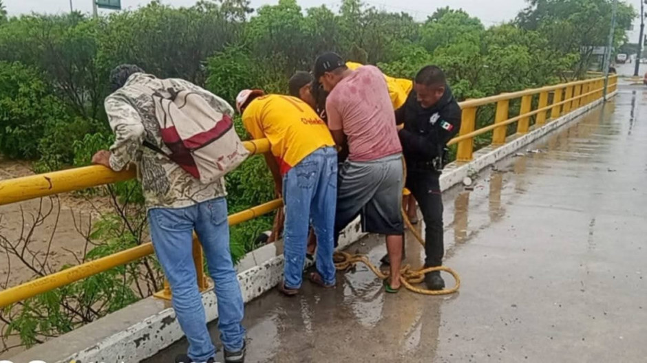 Rescatan a hombre que era arrastrado por el río en Victoria