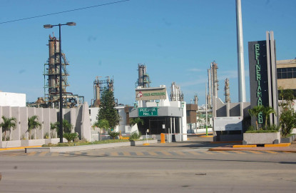 Sin empleo en refinerías por recortes de Pemex