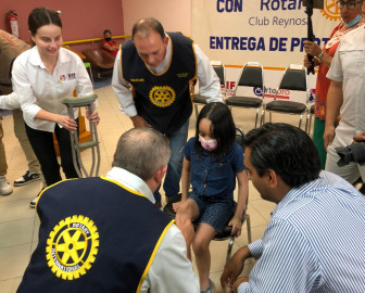 Apoyan a 13 personas con prótesis de pierna para que vuelvan a caminar 