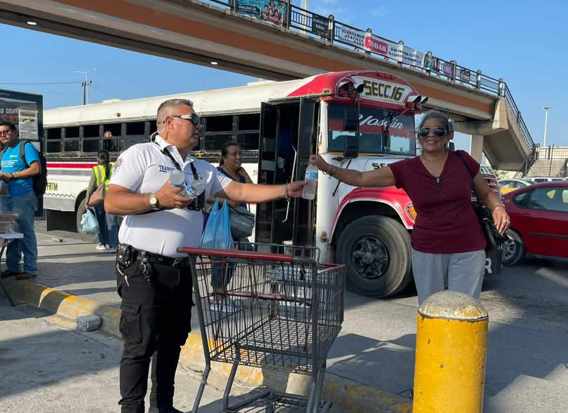 Tránsito Local y Grupo Puma apoyan a la ciudadanía por calor extremo
