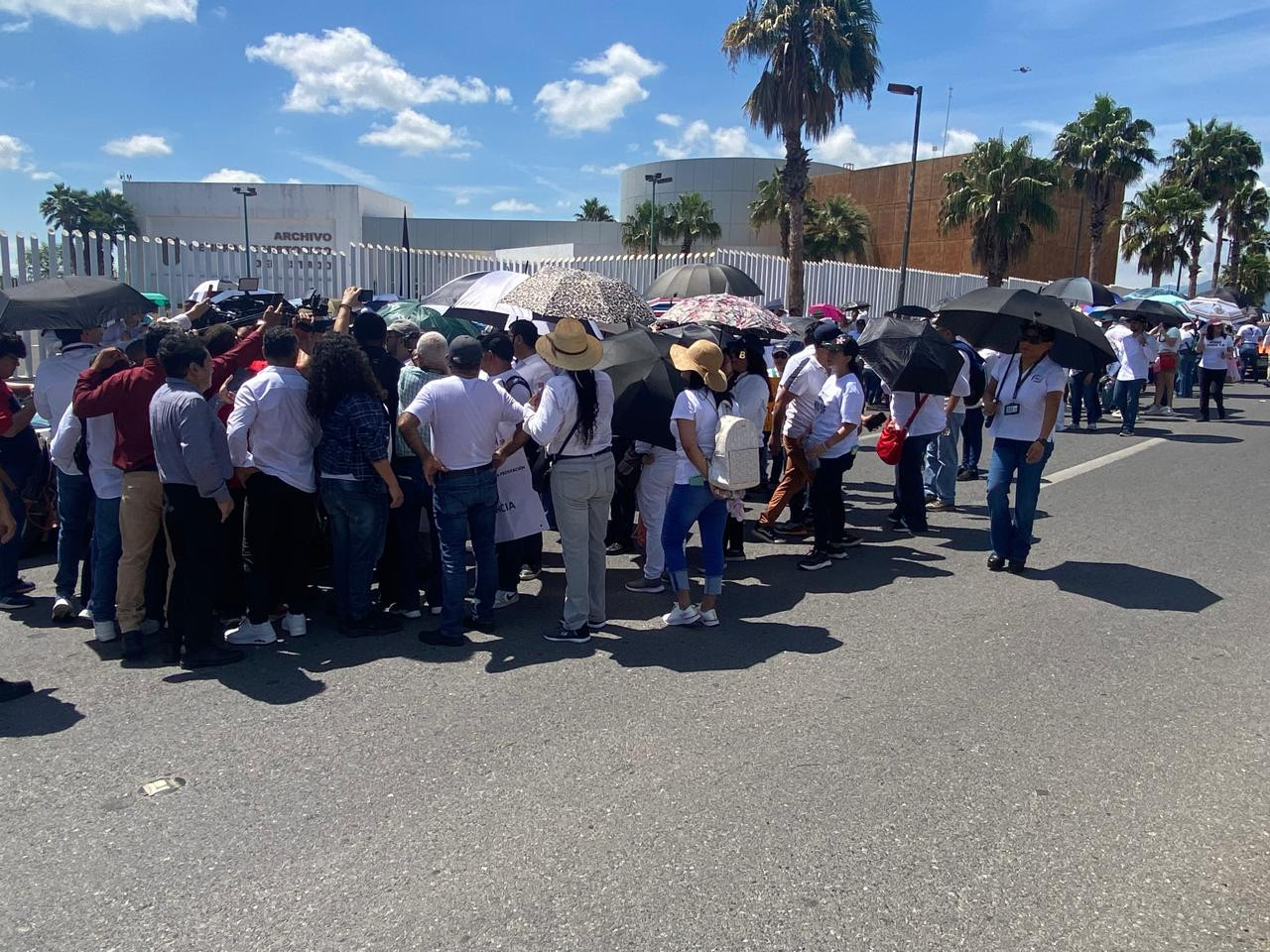 Marchan trabajadores del Poder Judicial al Congreso del Estado