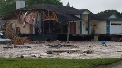 En Florida dos casas se van al fondo de un socavón  