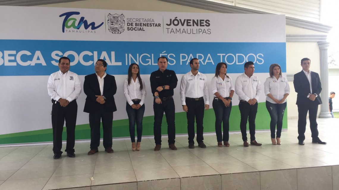 Sedesol entrega becas de inglés a alumnos del Cbtis 135 